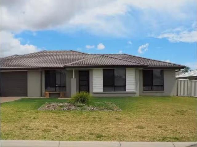 12 Mc Kinlay Place, TAMWORTH House for rent Listed by Yvonne.