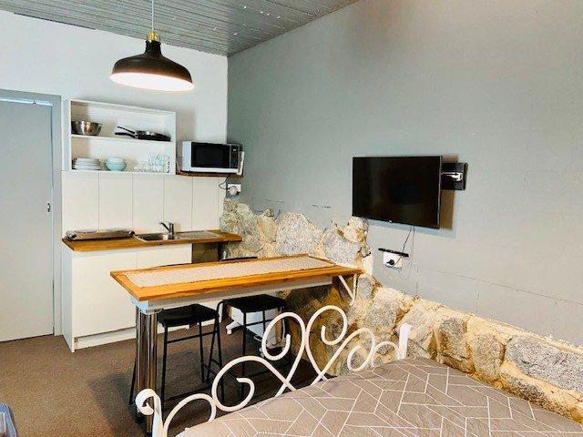 12 month lease $400 p/w available including Internet and Utilities