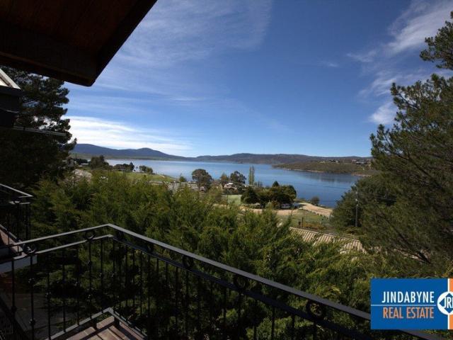 12 Month Lease $750 per week Centre of Town!