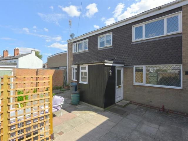 12 Pound Close, Coleham Shrewsbury. 3 bed terraced house to rent £995 pcm £230 pw