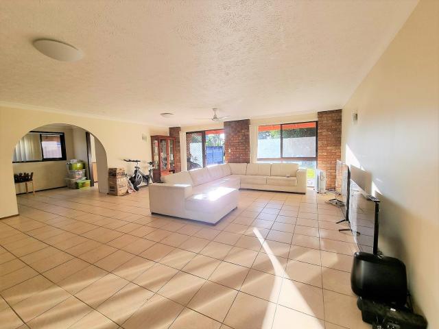 12 River CrescentBroadbeach Waters QLD 4218, Australia