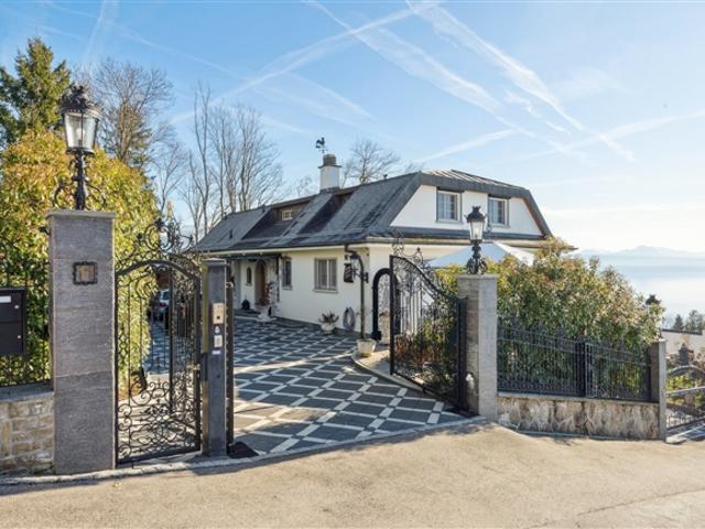 12 Room single house
