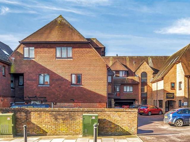 12 Russell Court, Petersfield Road GU29 2 bed house to rent £1,125 pcm £260 pw