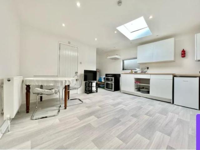 12 Shere Road, Ilford, IG2 6TG Century 21 United Kingdom