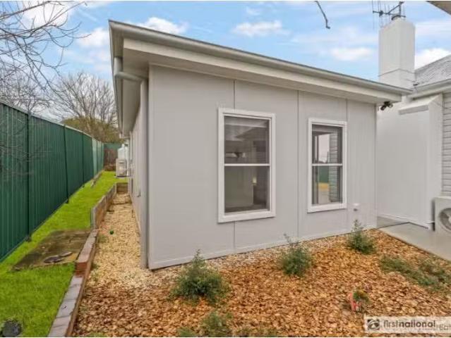 12A Henderson Street, West Bathurst House for rent Listed by.