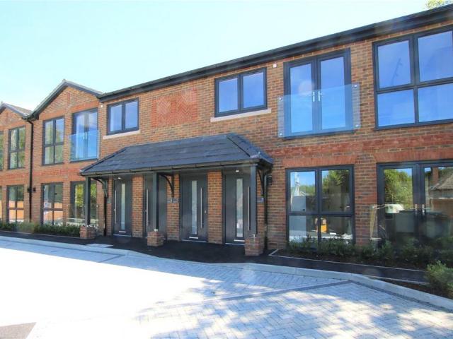 12a Omers Rise, Burghfield Common. 2 bed apartment to rent £1,500 pcm £346 pw