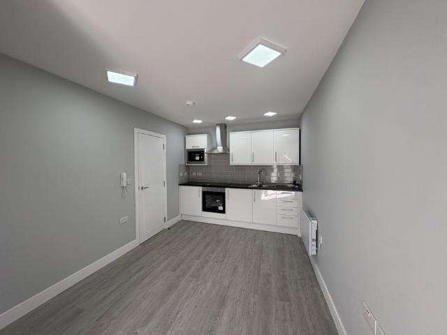 12b Godstone Road Kenley Surrey CR8 5JE 1 bed apartment to rent £1,250 pcm £288 pw