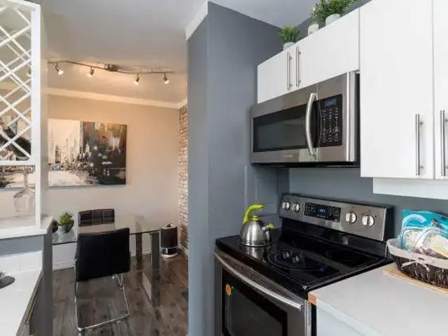 12C 300 Roslyn Road