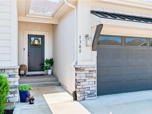 1305 NW Crestwood Drive