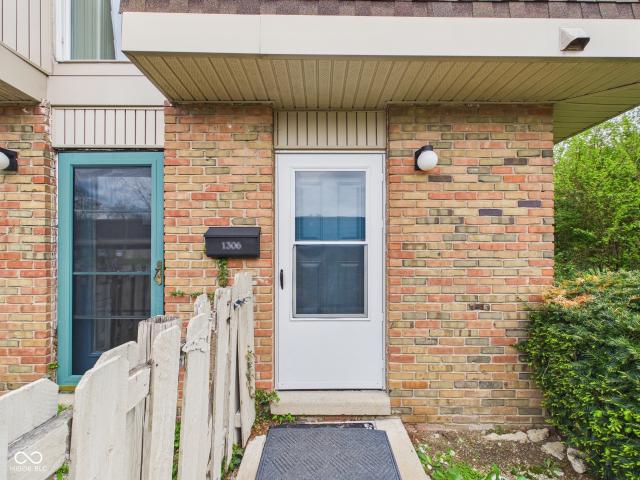 1306 Tishman Ln, Indianapolis, IN 46260 | MLS #22096