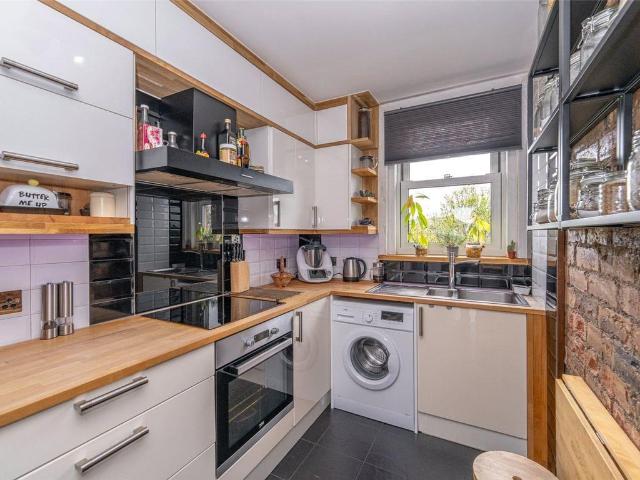 1309LT Marionville Road, Edinburgh. 2 bed flat to rent £1,400 pcm £323 pw
