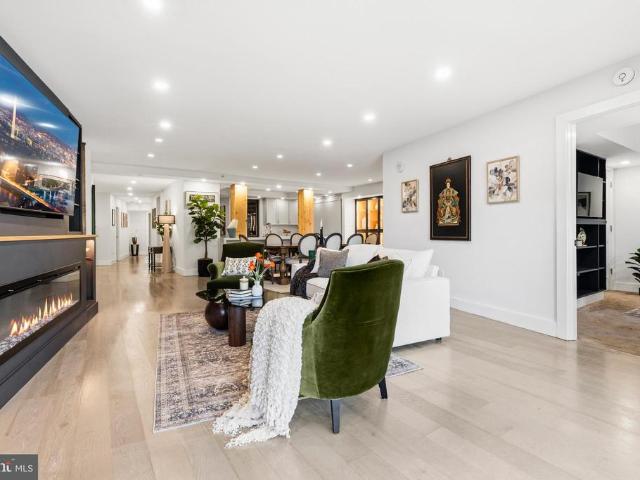 1300 Crystal Drive # 606S