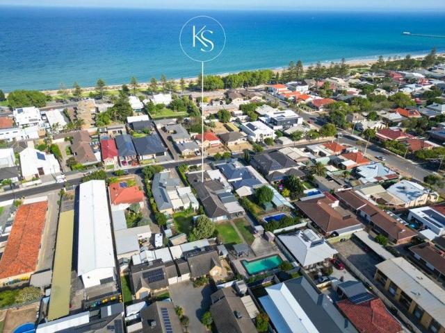 1300m2 in Coastal pocket Live for summer in a 1950s edit with sass & a sparkling pool