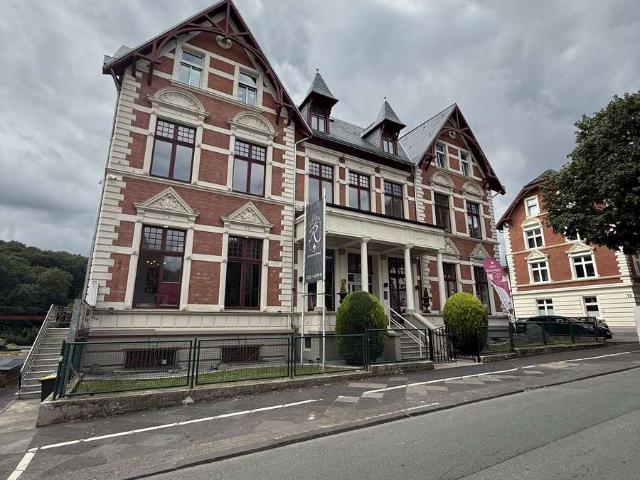 130 m² groß 3,5 Zimmer Wohnung mit viel Charme im 1. OG eines imposanten Mehrfamilienhauses