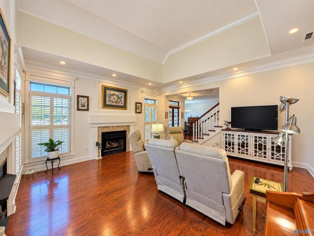 130 Victoria Circle SE