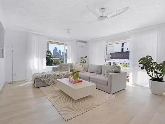 13/16 Jubilee Avenue, Broadbeach, QLD 4218