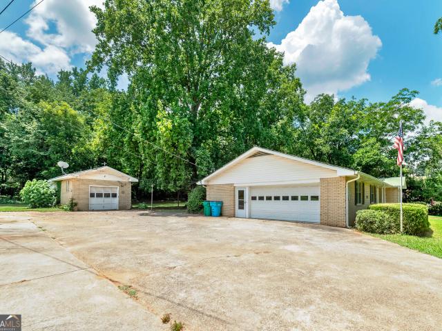1318 E Lake Road