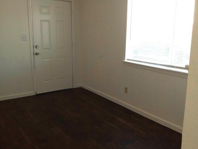 1319 W VOGEL Avenue