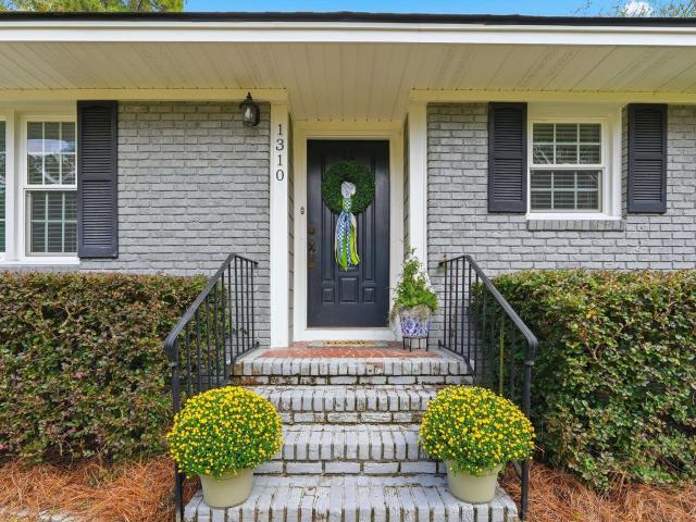 1310 Esdale Ln