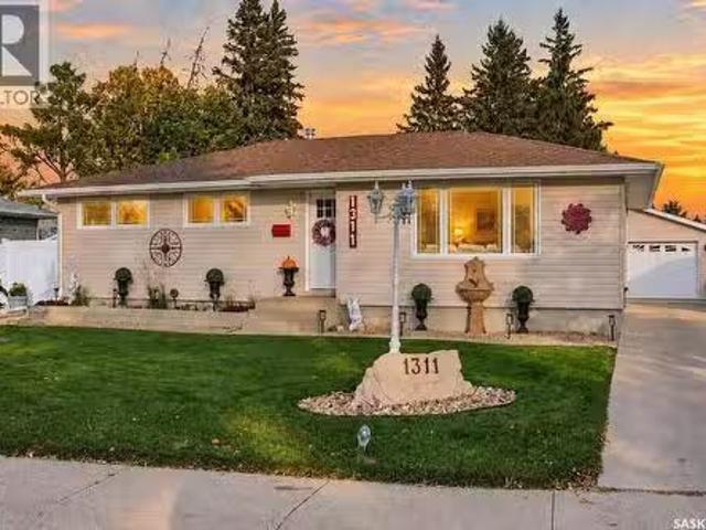 1311 Queen Crescent, Moose Jaw, SK, S6H 3G5 house for sale.
