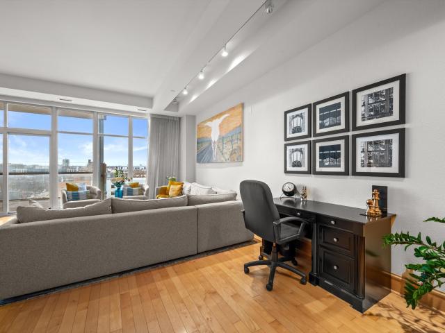 1313 N Franklin Pl, Unit 902