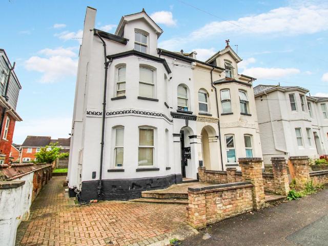 131 St. Michaels Road, Aldershot, Aldershot, Hampshire GU12, 1 bed flat to rent, £1,050 pcm | PrimeLocation