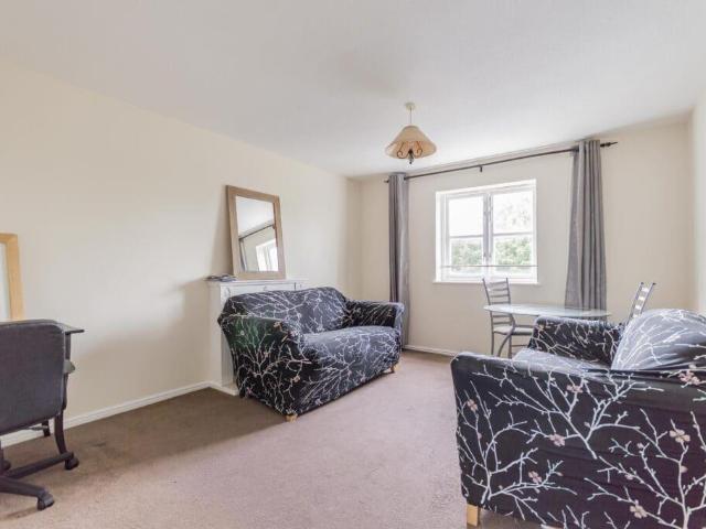 1327L Gilmerton Dykes Road. 2 bed flat to rent £1,225 pcm £283 pw