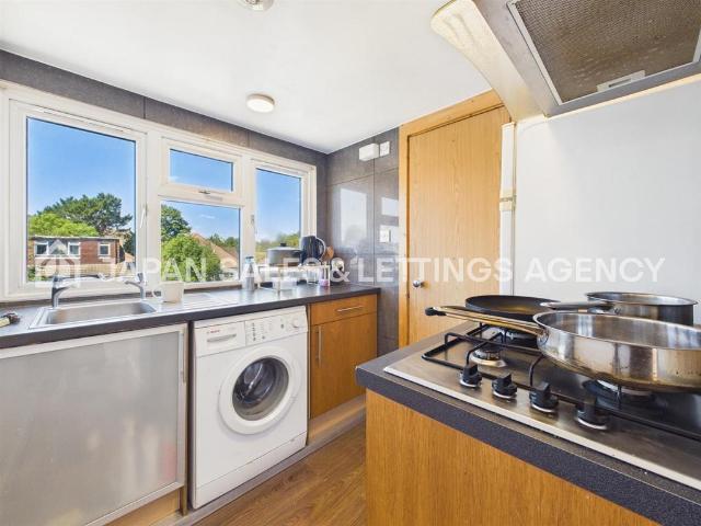132 Gunnersbury Lane, Acton 2 bed flat to rent £2,000 pcm £462 pw