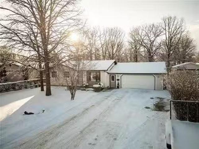 132 Oakview Avenue, Mitchell, MB, R5G 1H4 house for sale Li.