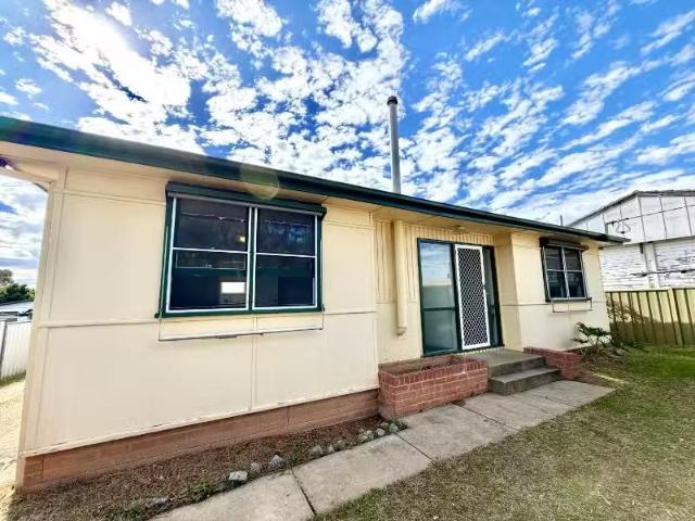 132 Robert St, South Tamworth House for rent Listed by Isabel.