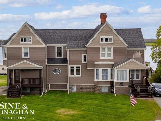 1337 Oakland Ave, Saint Clair, MI 48079