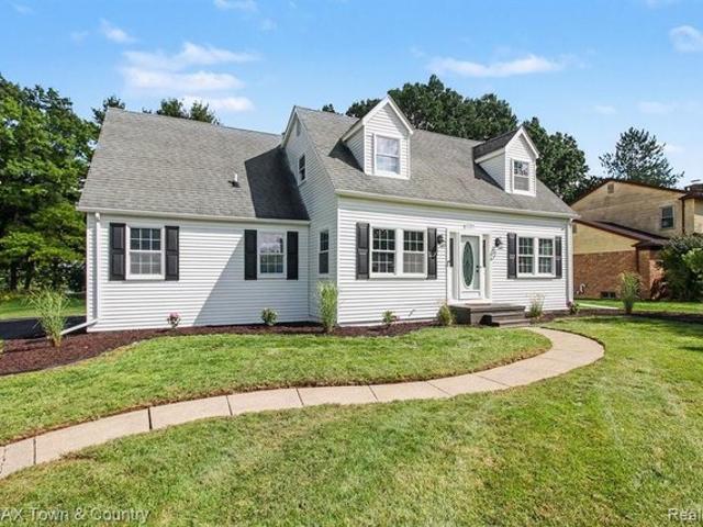 1337 Osborn Lake Dr, Brighton Township, MI 48114