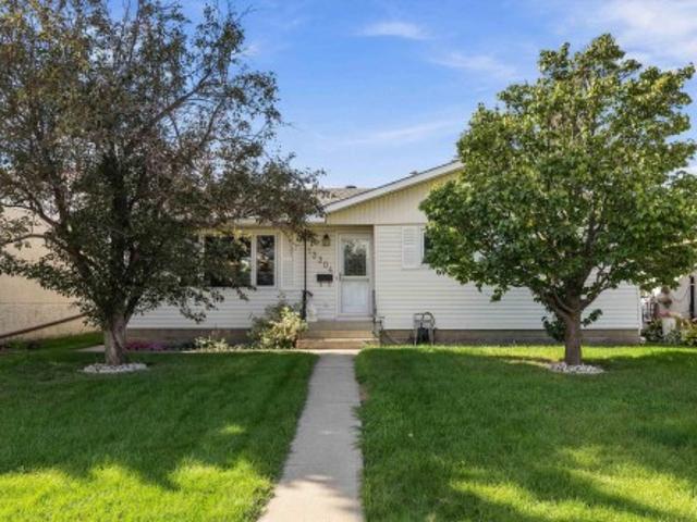 1330 Street Nw, Edmonton, AB, T5C 0T8 house for sale | Listing ID E4510 | Royal LePage