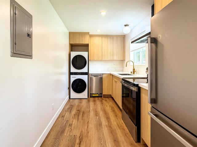 1346 S Dunsmuir Ave, 2 beds, 2 full and 1 half baths