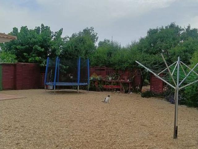 1347. Chalet con piscina climatizada y zonas ajardinadas