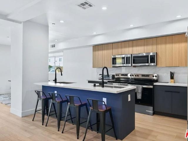 1359 W 35th Place