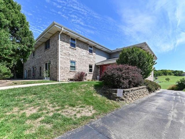 1352 Meadowcreek Dr Apt F, Pewaukee, WI 53072