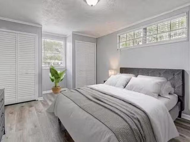 #13533: Room in 8 Bed 3 Bath