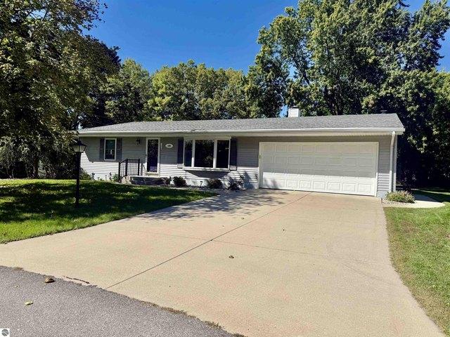 135 Fox Pl, Saint Louis, MI 48880