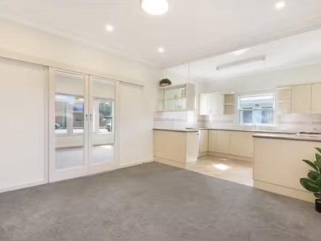 135 Kembla St, Wollongong House for rent Listed by Emily De L.