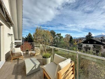 135 m² großes Minergie Doppelhauspenthouse mit Balkon und Kamin in Mies