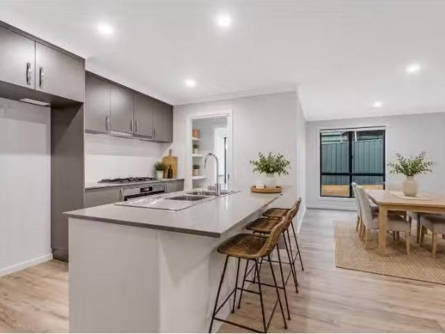 135 Mulgara Drive, THURGOONA House for rent Listed by Ray Whi.