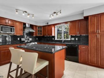 135 Woods End Dr