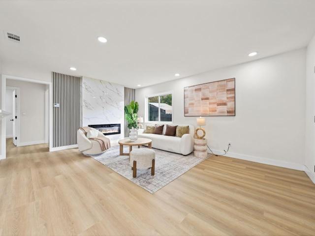 1364 E San Antonio