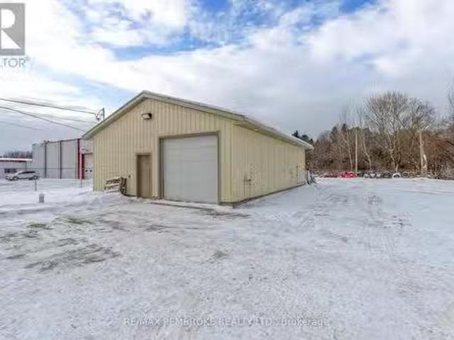 1366 Pembroke Street E, Laurentian Valley, ON, K8A 6W2 comme.