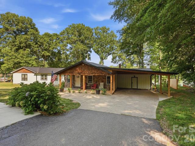 1367 Roundstone Road