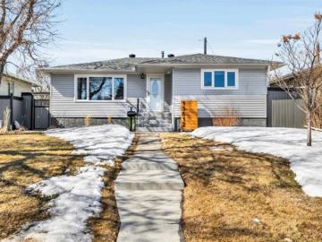 Edmonton, Alberta - Garden, Parking, Deck