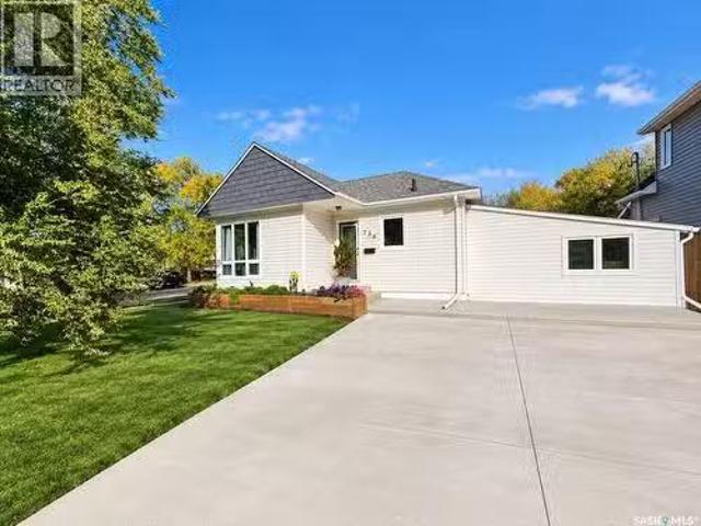 136 10Th Street Ne, Weyburn, SK, S4H 1G9 house for sale Lis.