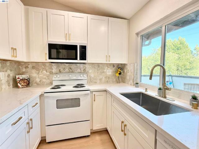 136 Hackamore Ln