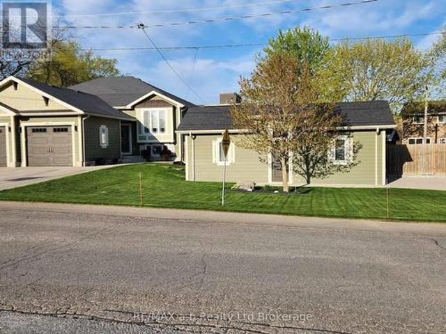 136 Maple Lane, Tillsonburg, ON, N4G 2Y9 house for sale | Listing ID X13079 | Royal LePage